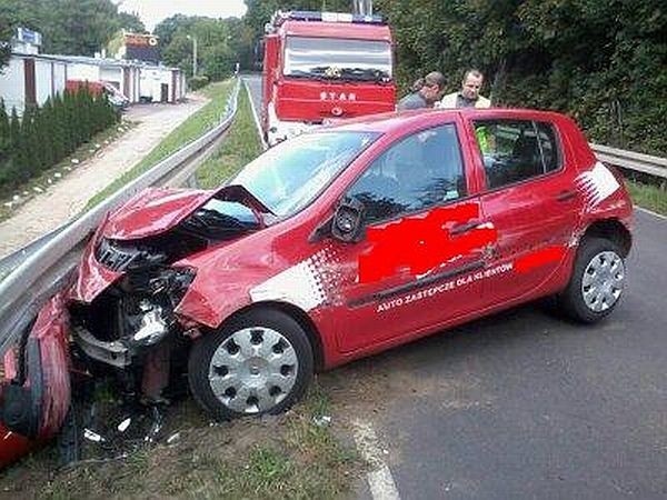 Kierowca z Poznania uderzył swoim samochodem w barierkę. Został za to ukarany mandatem.
