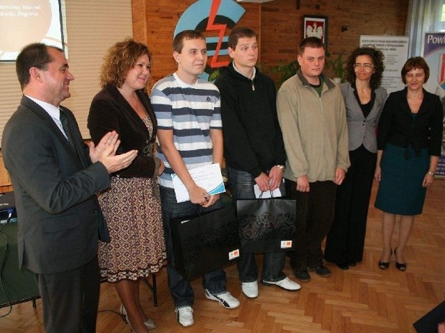 Tomasz Dziewa, Grzegorz Dąbek i Paweł Kamiński odebrali nagrody z rąk posła Zbigniewa Rynasiewicza, szefa sejmowej komisji infrastruktury.