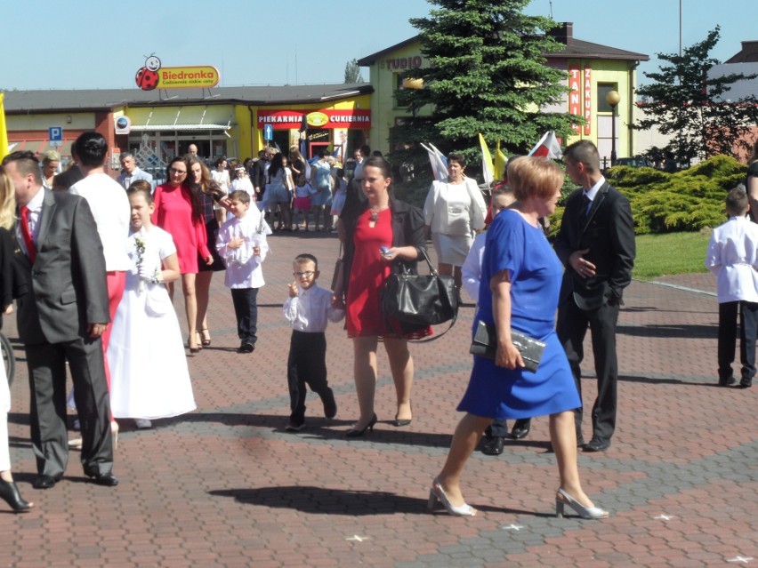 Pierwsza komunia święta w parafii Nawiedzenia NMP w...