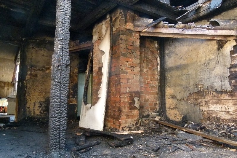 Pomieszczenia na poddaszu prawie doszczętnie się spaliły.