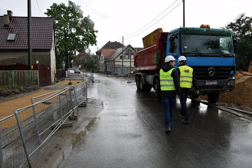 Tak zmienia się ulica Miłoszycka. Niektórzy nie mieli tu nawet szamba