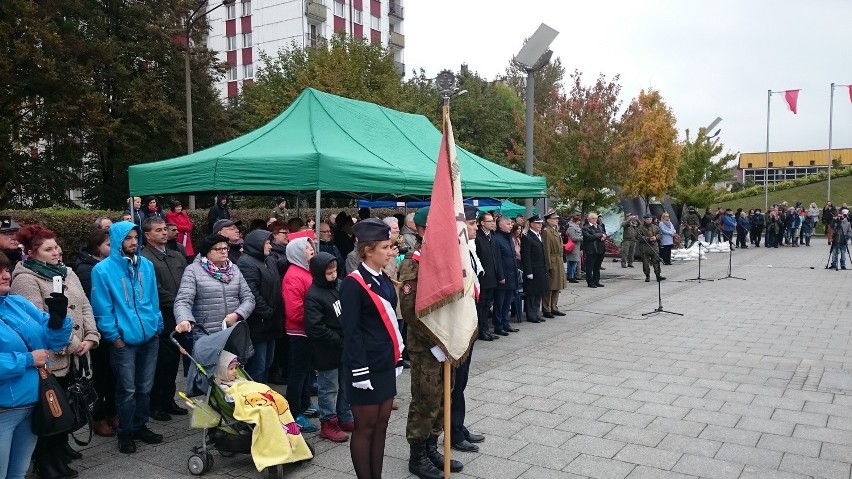 Ślubowanie uczniów klas mundurowych przed pomnikiem Żołnierza Polskiego w Katowicach 