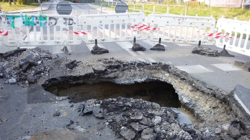 Zapadlisko na ulicy Kijowskiej w Katowicach całkowicie...