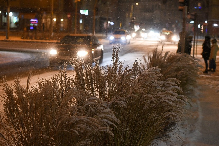Śnieg na ulicach Gdańska. Trudne warunki drogowe Trójmiasto 22.12.2021 GALERIA