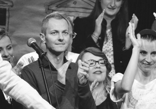 Rafał Wesołowski w finale koncertu „Nie tylko kabaret” Zielonogórskiego Zagłębia Kabaretowego w Piwnicy Kawon w Zielonej Górze, 22 września 2016 r.