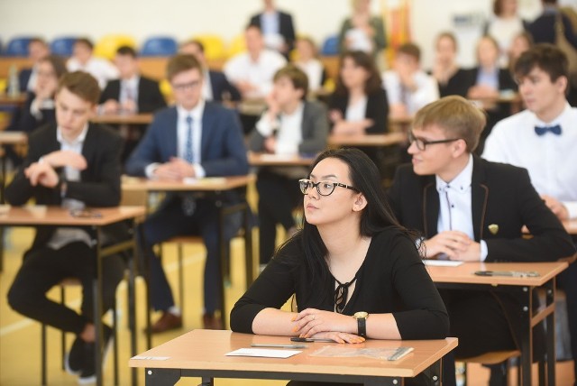 Dziś rozpoczęły się egzaminy maturalne - w całej Polsce przystąpi do nich ponad 269,4 tegorocznych absolwentów szkół średnich. Z obiektywem towarzyszyliśmy młodzieży z toruńskiej "czwórki".