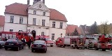 Strażackie ćwiczenia w zabytkowym ratuszu w Lewinie Brzeskim