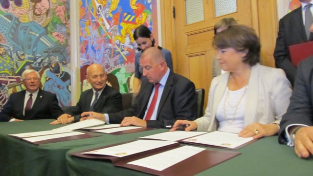 Martine Auby i Rafał Dutkiewicz podpisali w piątek umowę o współpracy