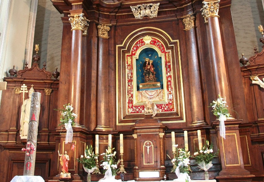 Dumą parafii w Rywałdzie jest gotycka figura Matki Bożej z...
