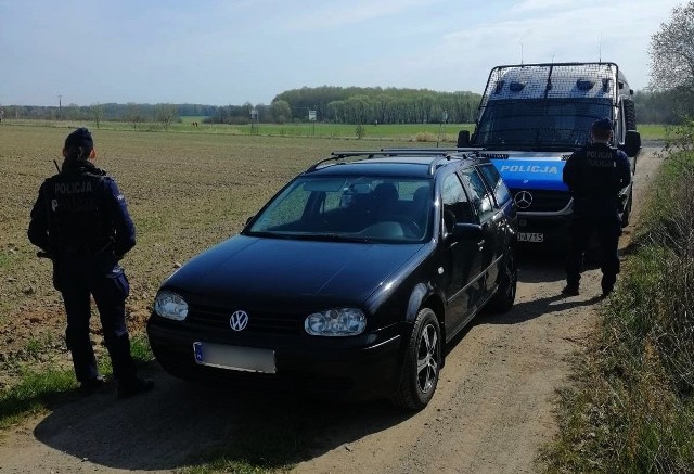 W Kleosinie 49-letni kierowca volkswagena nie zatrzymał się do kontroli drogowej. Policjanci natychmiast ruszyli za nim w pościg.