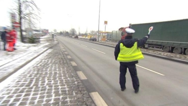 Policjanci na drodze krajowej nr 81 zatrzymują kierowców przekraczających prędkość