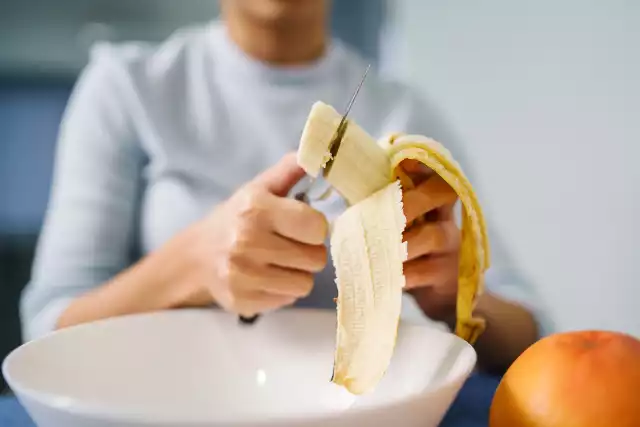 Rzadko mówi się o przeciwskazaniach do jedzenia bananów, dlatego warto wiedzieć, kto powinien ograniczyć ich spożywanie. 