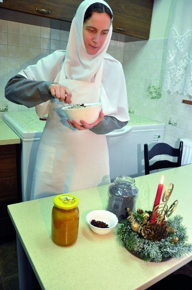 Jedną z podstawowych potraw na wigilijnym stole mniszek będzie kutia. Na zdjęciu przygotowuje ją siostra Irena.