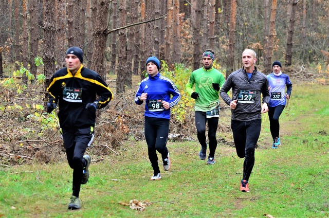 Równo 400 osób stanęło na starcie drugiej edycji mieleckiego maratonu Love Las 2018. Tak duża frekwencja może jedynie cieszyć, trasa nie była łatwa, a do tego liczyła ponad 20 kilometrów. Organizatorem biegu był stowarzyszenie Zabiegani Mielec. - Sportowa rywalizacja połączona z dobrą zabawą oraz aktywnym wypoczynkiem, a w dodatku satysfakcja z pokonanej trasy są gwarantowane – mówiła Magdalena Ortyl z Zabieganych Mielec. Jej słowa znalazły odzwierciedlenie na mecie, bo na twarzach uczestników zamiast zmęczenia, widzieliśmy szerokie uśmiechy. - Cieszą nas te uśmiechnięte miny na mecie i ciepłe słowa. Obiecujemy również, że w następnej edycji dołożymy wszelkich starań, żeby było jeszcze lepiej – podkreśliła Ortyl. Półmaraton Love Las wygrał Grzegorz Czyż, na drugim miejscu był Jacek Żądło, a na trzecim Michał Kielboń. Wśród kobiet najszybciej na metę dotarła Patrycja Świerczak. 