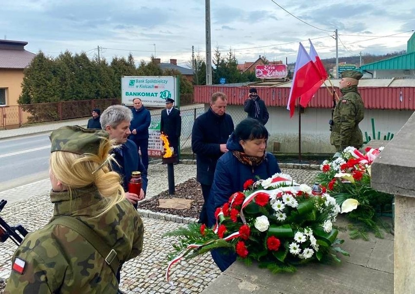 Uroczystości patriotyczne w 159. rocznicę wybuchu Powstania Styczniowego w gminie Dwikozy. W miejscach pamięci złożono kwiaty 
