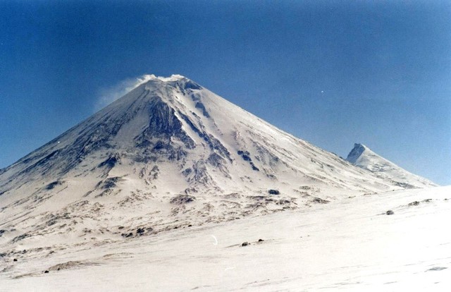 Wulkany na Kamczatce stały się bardzo aktywne. W ocenie ekspertów, eksplozja, która wyrzuci wulkaniczny popiół nawet na wysokość do 10-15 kilometrów, może wystąpić w dowolnym momencie.