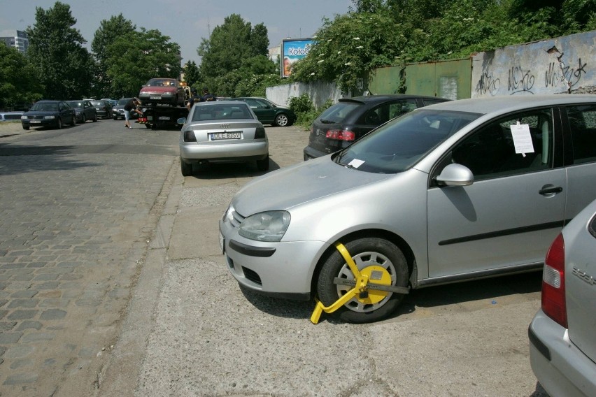 Wrocław: Straż miejska odholowuje samochody z Księcia Witolda (ZDJĘCIA)