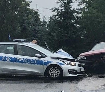 Czołowe zderzenie poloneza z radiowozem na granicy Frydrychowic i Choczni - AKTUALIZACJA