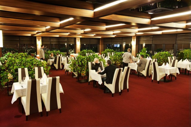 Restauracja Odyssey ClubHotel Wellness & SPA w Dąbrowie to doskonałe miejsce na smaczny, zdrowy posiłek.