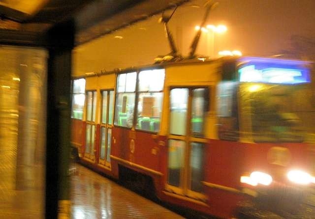nocny tramwaj 1Nnocny tramwaj (1N) na przystanku na pl. Rapackiego