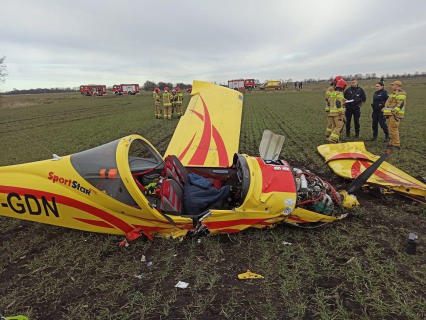 Wypadek awionetki w gminie Suchy Dąb (powiat gdański). Dwie osoby trafiły do szpitala. 09.03.2023 r. ZDJĘCIA