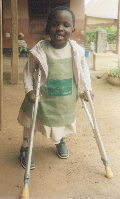 Gabrysia z Kamerunu, która chodzi dzięki pomocy kielczan.