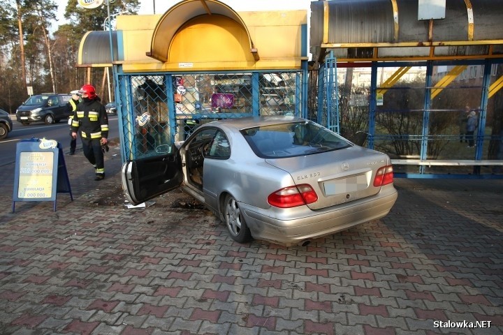 Stalowa Wola. 19-letni kierowca mercedesa uderzył w kiosk. 85-latek nie żyje, sprzedawczyni jest ranna [ZDJĘCIA] 