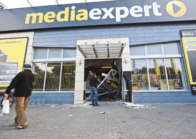 Do zdarzenia doszło minionej nocy. Sprawcy wjechali samochodem w witrynę sklepu Media Expert przy ul. Bohaterów Warszawy w Koszalinie.