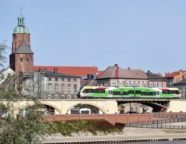 Te kolorowe i nowoczesne szynobusy, przejeżdżające przez Gorzów, muszą kończyć bieg w Kostrzynie, bo po niemieckich torach nie wolno im jeździć