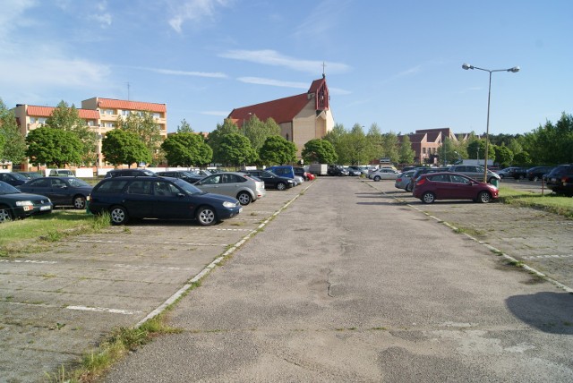 Police: W planie centra handlowe i parkingiTen parking naprzeciw kościoła będzie zlikwidowany. Działka zostanie przekazana pod budowę centrum handlowego.