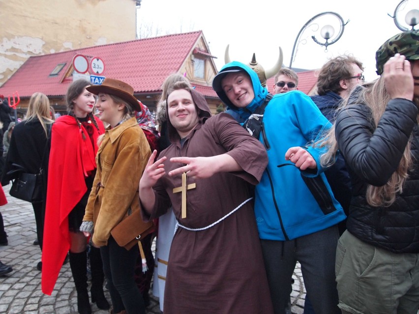 Zakopane. Maturzyści zatańczyli poloneza na Krupówkach [ZDJĘCIA,WIDEO]