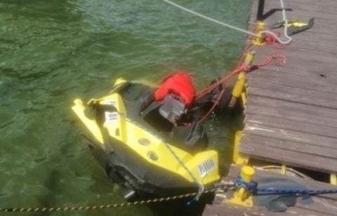 50-latka uderzyła skuterem wodnym w pomost.