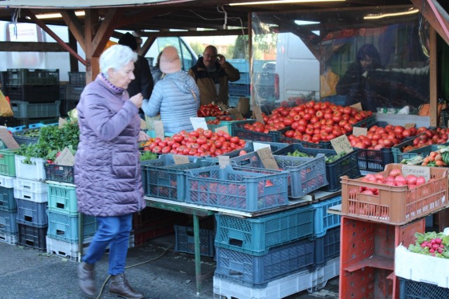 Wtorkowe przedpołudnie na targowisku w Koszalinie.