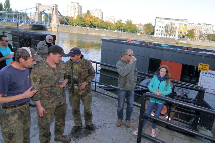 Wrocław: Dom na wodzie dopłynął do celu. Jest przy moście Grunwaldzkim [FOTO]