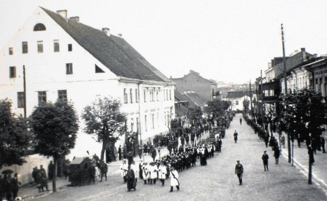 Dom przy ul. Kilińskiego 16 w okresie międzywojennym (ze zbiorów Muzeum Historycznego w Białymstoku) oraz jedyne znane zdjęcie portretowe jego właściciela - Falka Kempnera (ze strony www.geni.com).