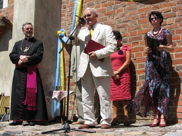 Zygmunt Kapeliński po odebraniu nagrody, obok stoją dr Danuta Konieczka-Śliwińska oraz Teresa Kujawa i ks. Andrzej Panasiuk