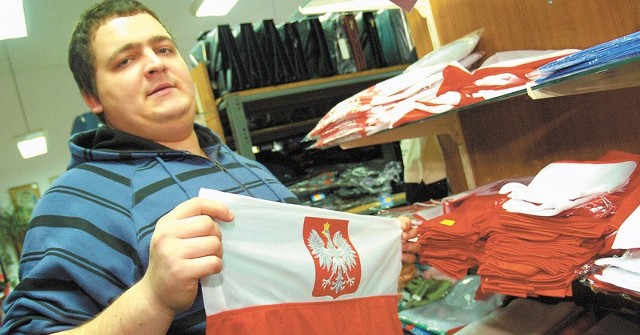 Oskar Jakubowski z firmy Yacob w Koszalinie informuje, że najmniejsze flagi dostaniemy nawet za 9 złotych. Większe, także z godłem, tzw. banderki, kupimy za 15 &#8211; 30 złotych. 