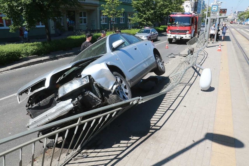 Wrocław: Audi staranowało przystanek tramwajowy