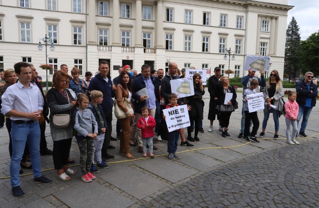 Mieszkańcy przyszli do urzędu miejskiego, aby złożyć pismo sprzeciwiające się lokalizacji hal przy ulicy Krychnowickiej.