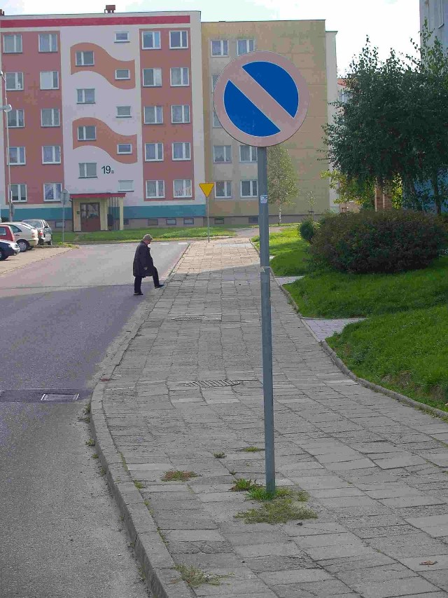 Mimo że przy ulicy Próchnika stoi znak zakazu, wielu kierowców decyduje się na parkowanie tu swojego auta. - Po prostu nie mamy innego wyjścia. W pobliżu nie ma żadnego parkingu - mówią mieszkańcy.
