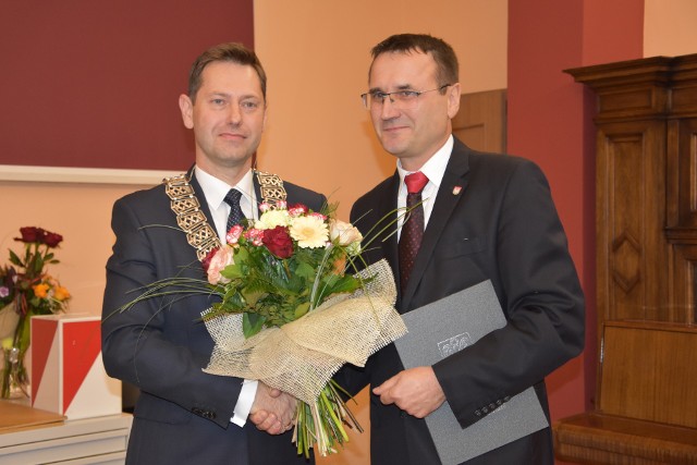 Mariusz Piotrkowski, nowy burmistrz Szubina i ustepujący burmistrz Artur Michalak (z prawej)