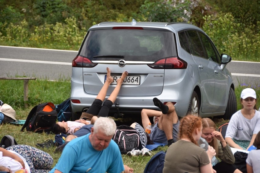 Krakowska pielgrzymka na półmetku. Pątnicy wędrują, modlą się i śpiewają ZDJĘCIA