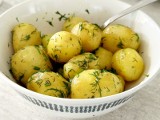 Młode ziemniaki na 7 sposobów. Proste dania, które zachwycają smakiem. Polecamy sprawdzone przepisy na potrawy z młodymi ziemniakami