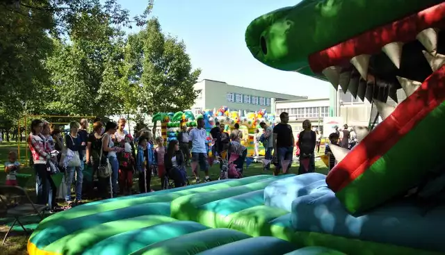 W Wąwozie na Kalinie Piknik RodzinnyPikniki rodzinne to cotygodniowe wydarzenia organizowane w dzielnicach Lublina pod hasłem „Drogi wolności”. Tym razem piknik zawita do wąwozu na Kalinowszczyźnie. Zagrają członkowie zespołu Chonabibe oraz Lubelska Federacja Bardów, która wykona repertuar klasyków polskiej sceny muzycznej. Później w wąwozie rozstawi się kino plenerowe i wyświetlana będzie „Volta” J. Machulskiego. W międzyczasie dzieci będą mogły skorzystać z dmuchańców i innych atrakcji.Piątek, wąwóz na Kalinie, godz. 17.00, wstęp wolny