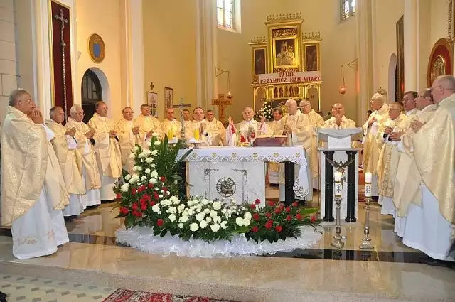 Mszę koncelebrowało 22 duchownych, w tym biskup Henryk Tomasik