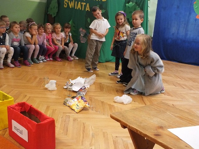 Maluchy z przedszkola numer 2 w Radomiu przygotowały scenkę o sprzątaniu świata.