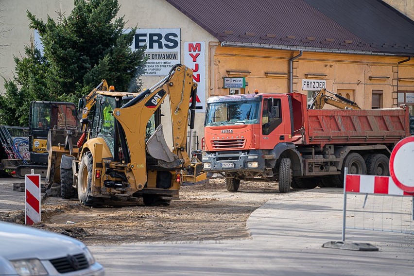 Nowy Sącz. Trwają prace przy budowie nowego ronda na ul. Kunegundy. Kiedy zakończenie prac? [ZDJĘCIA]