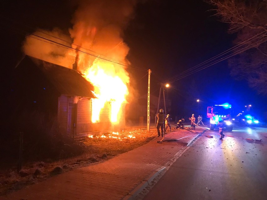 Pożar drewnianego domu w Jacentowie w gminie Radoszyce [ZDJĘCIA]