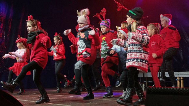 Z pompą rozpoczął się we wtorek, 6 grudnia Jarmark św. Mikołaja w Grudziądzu. Oficjalnie uruchomiono świąteczne iluminacje, wystąpiły dzieci, obejrzeliśmy też plenerowy spektakl teatralny