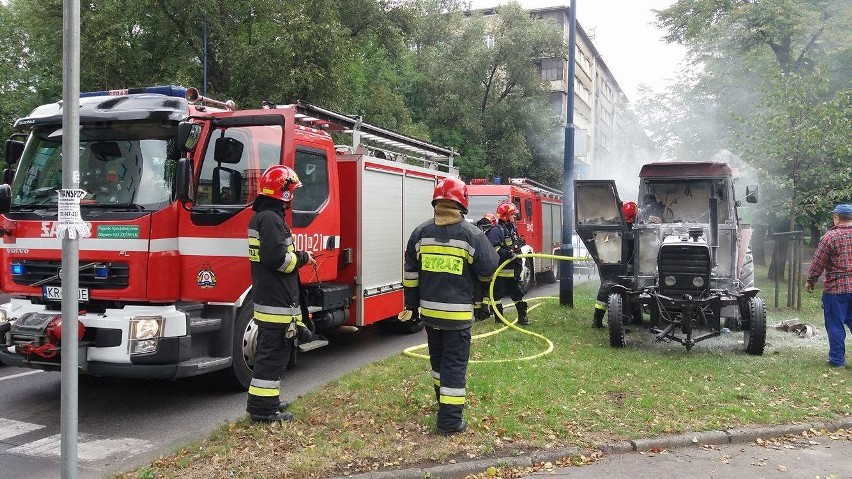 Kraków. Radiowcy i kierowca MPK ugasili płonący traktor [ZDJĘCIA]